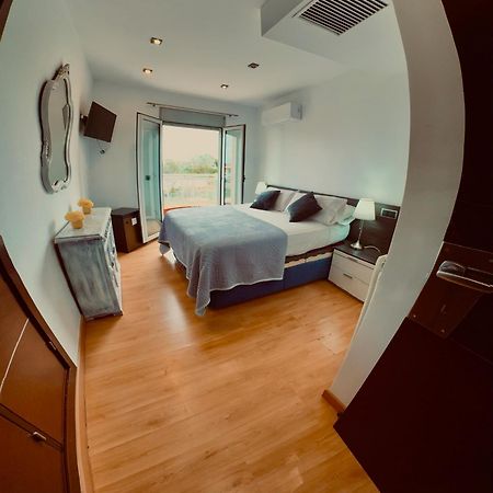 Red House Bed & Breakfast Лукмахор Екстериор снимка